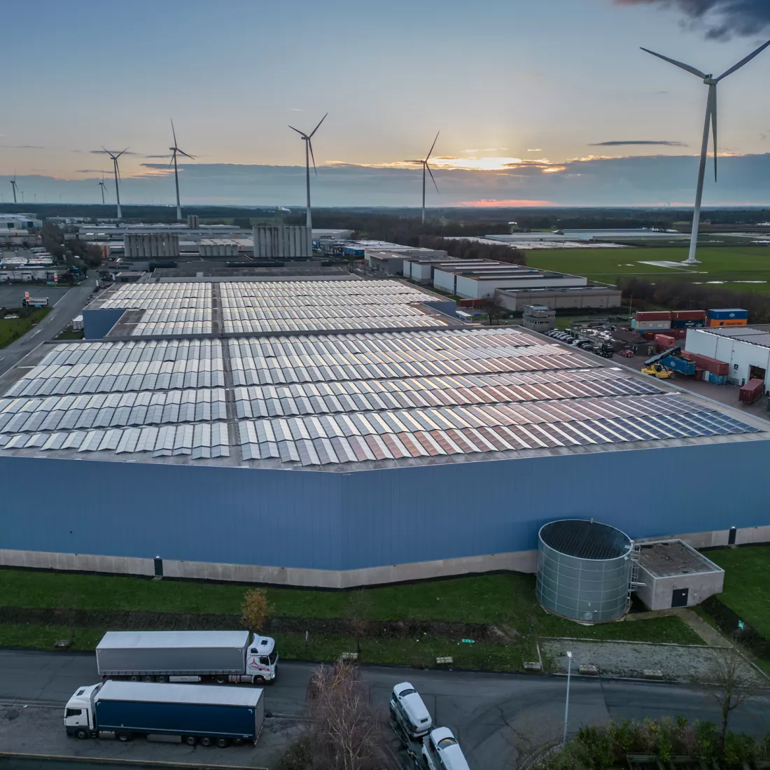 Bovenaanzicht opslaghal Oostvogels. Het is gemaakt uit grijs staal. Op het grijze dak bevinden zich zonnepanelen.