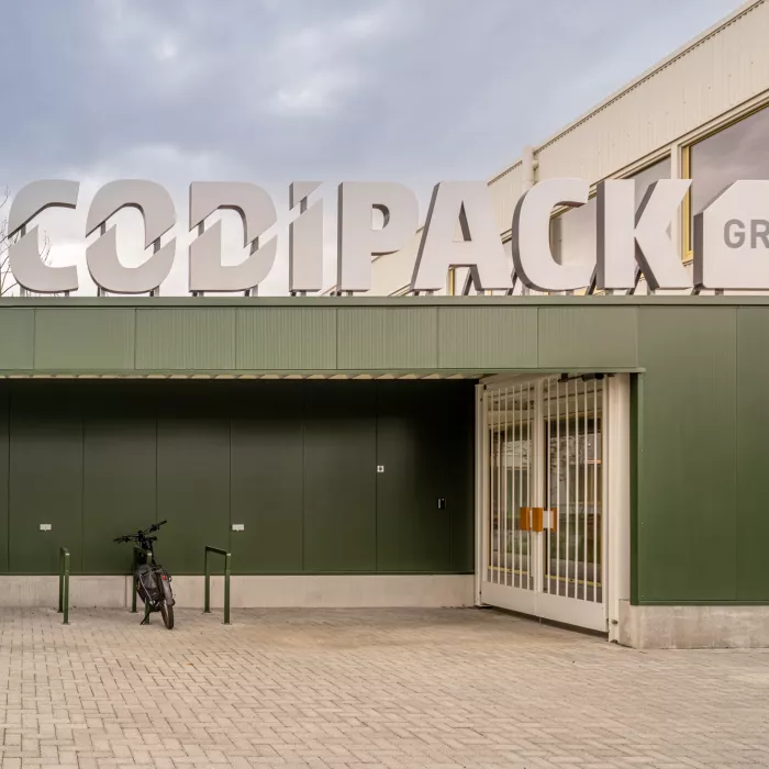 vooraanzicht gebouw Codipack met letters