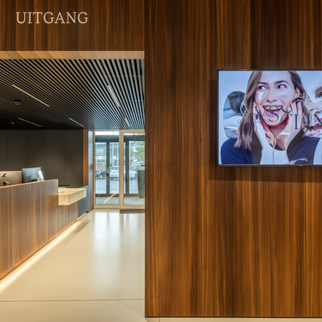 houten wand met tv in verwerkt