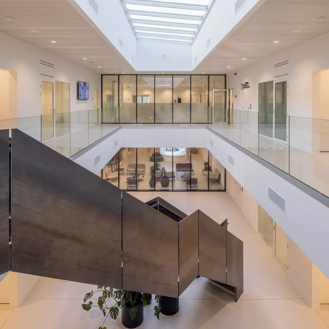 stalen trap middenin medisch centrum - eyecatcher