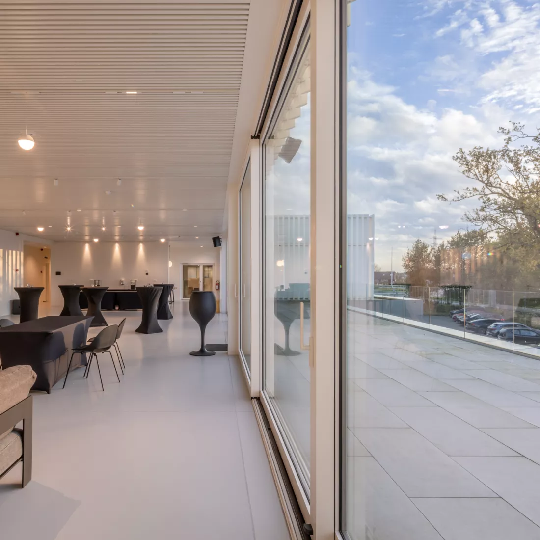 wachtruimte met glazen wand