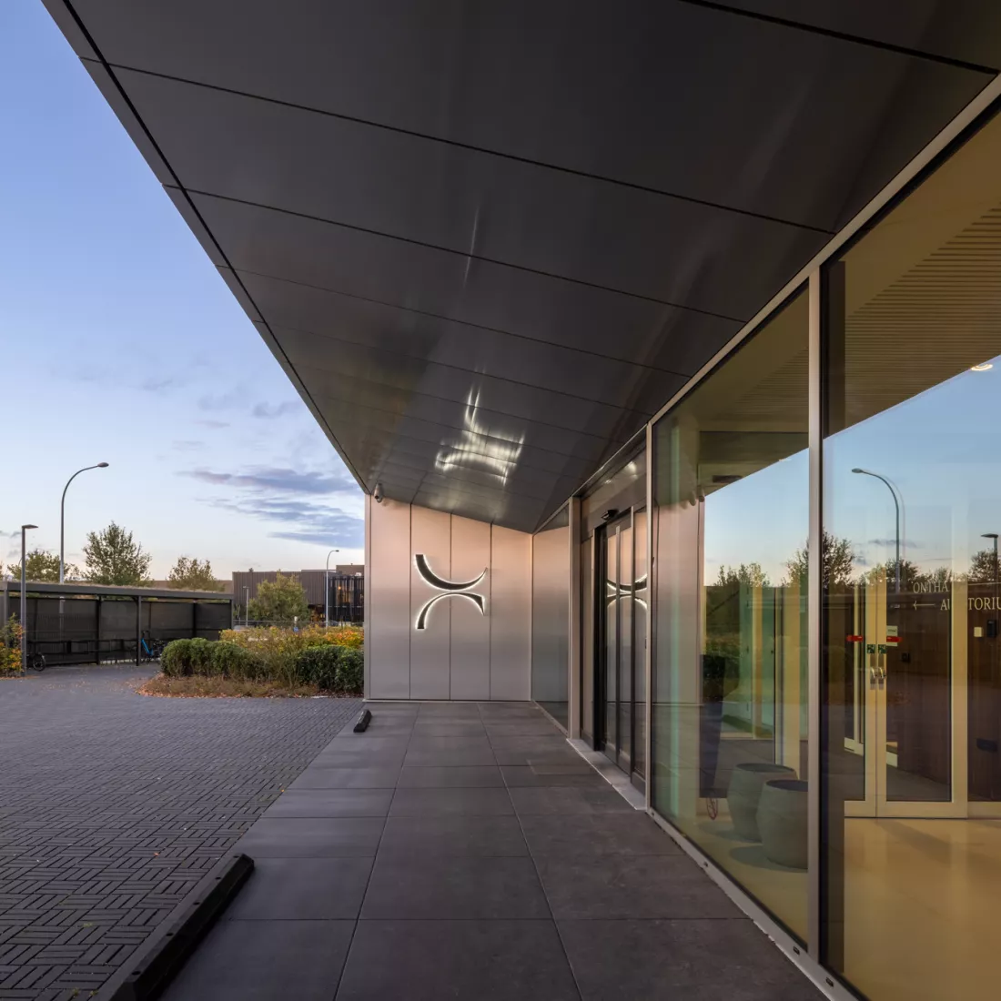zijaanzicht Dental Clinic met ondergaande zon