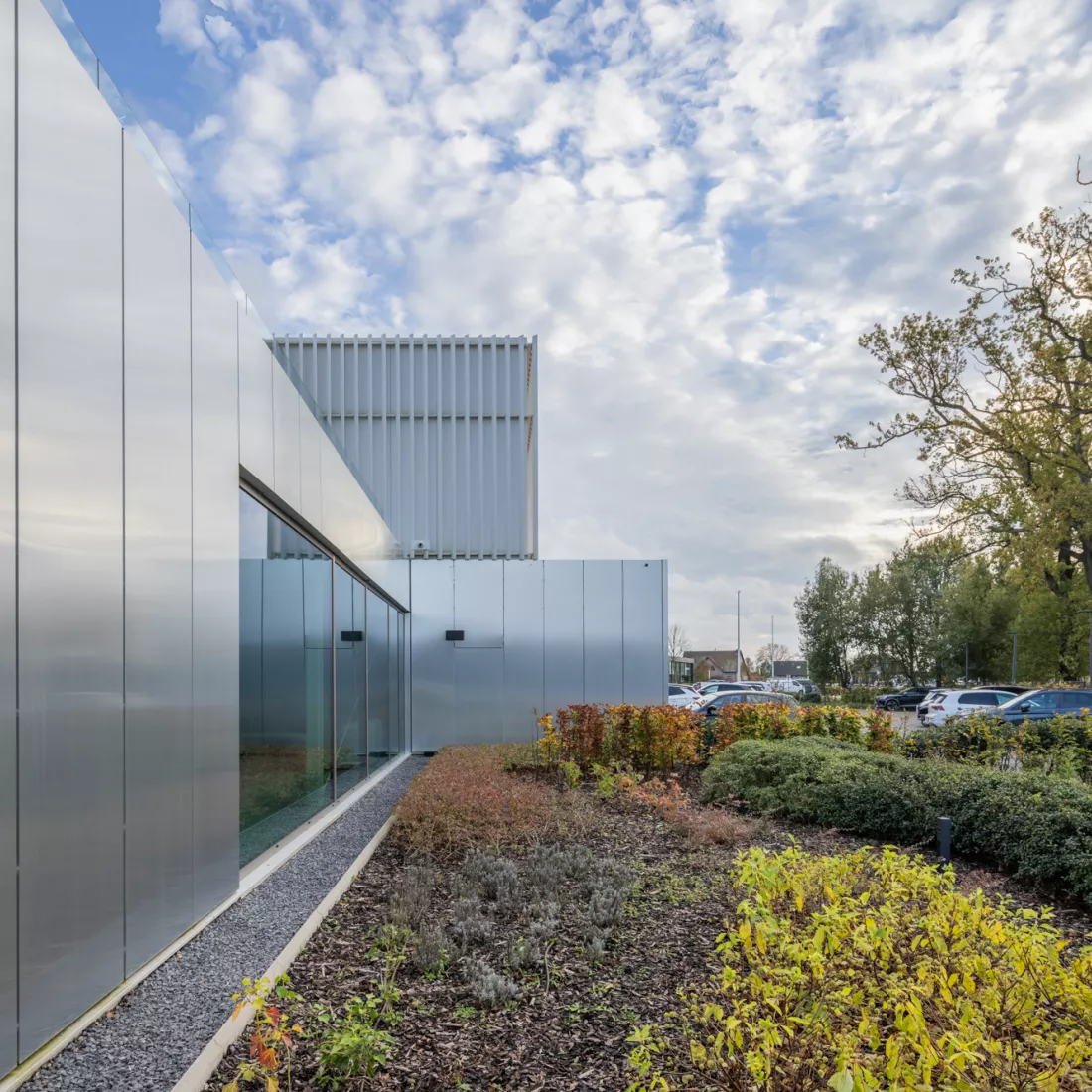 zijkant gebouw met sandwichpanelen
