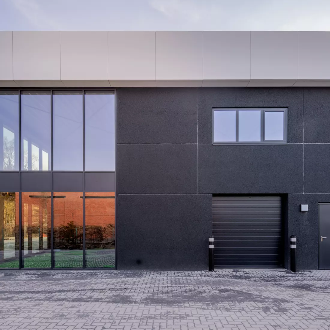 voorkant kantoor met glazen wand