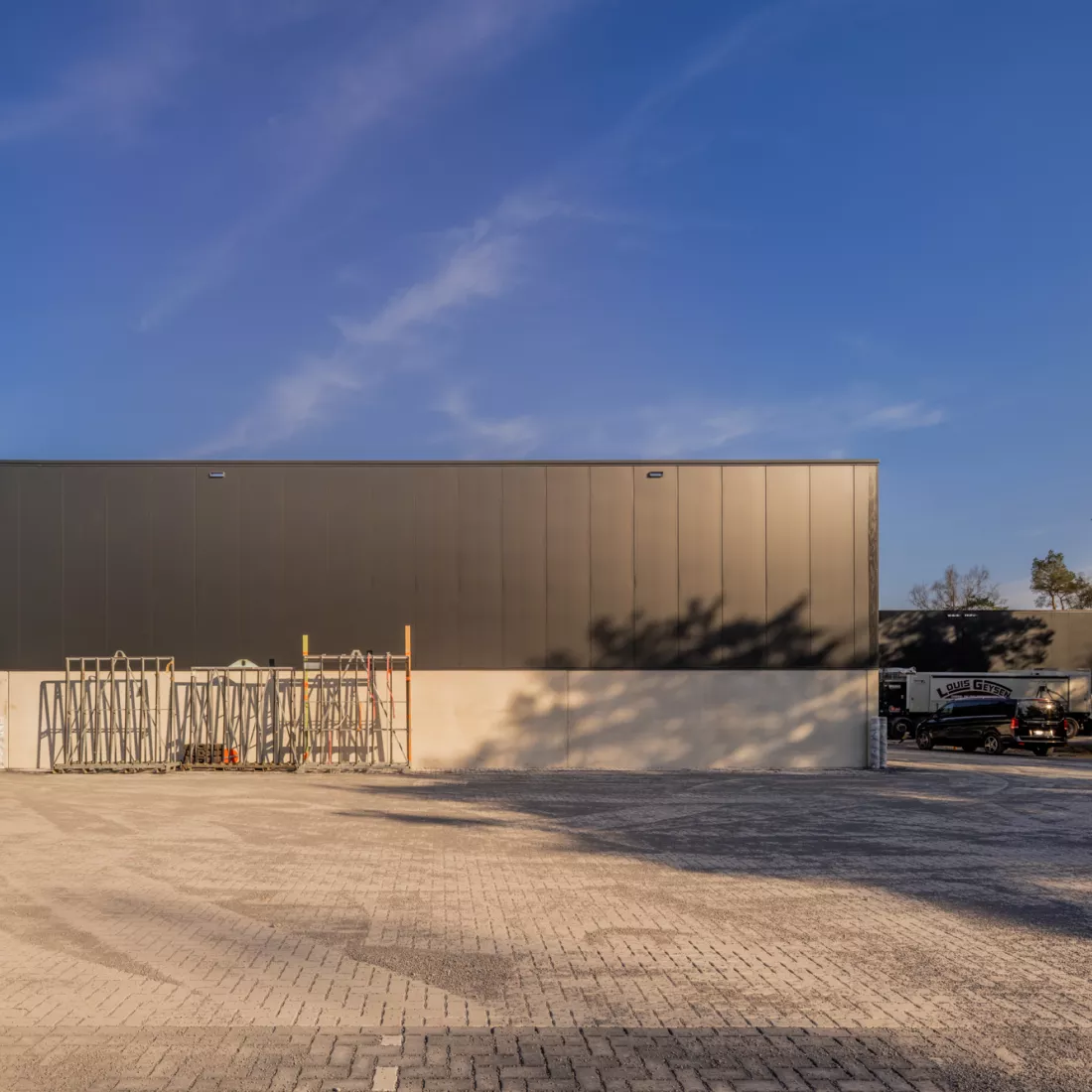 magazijn met sandwichplaten en beton