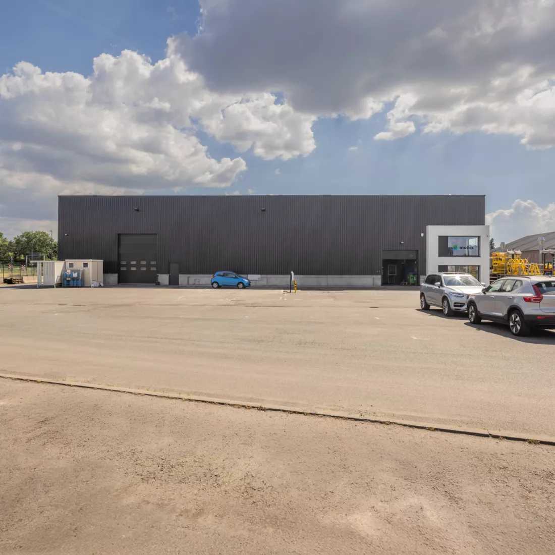 zijaanzicht gerenoveerd kantoor met parking