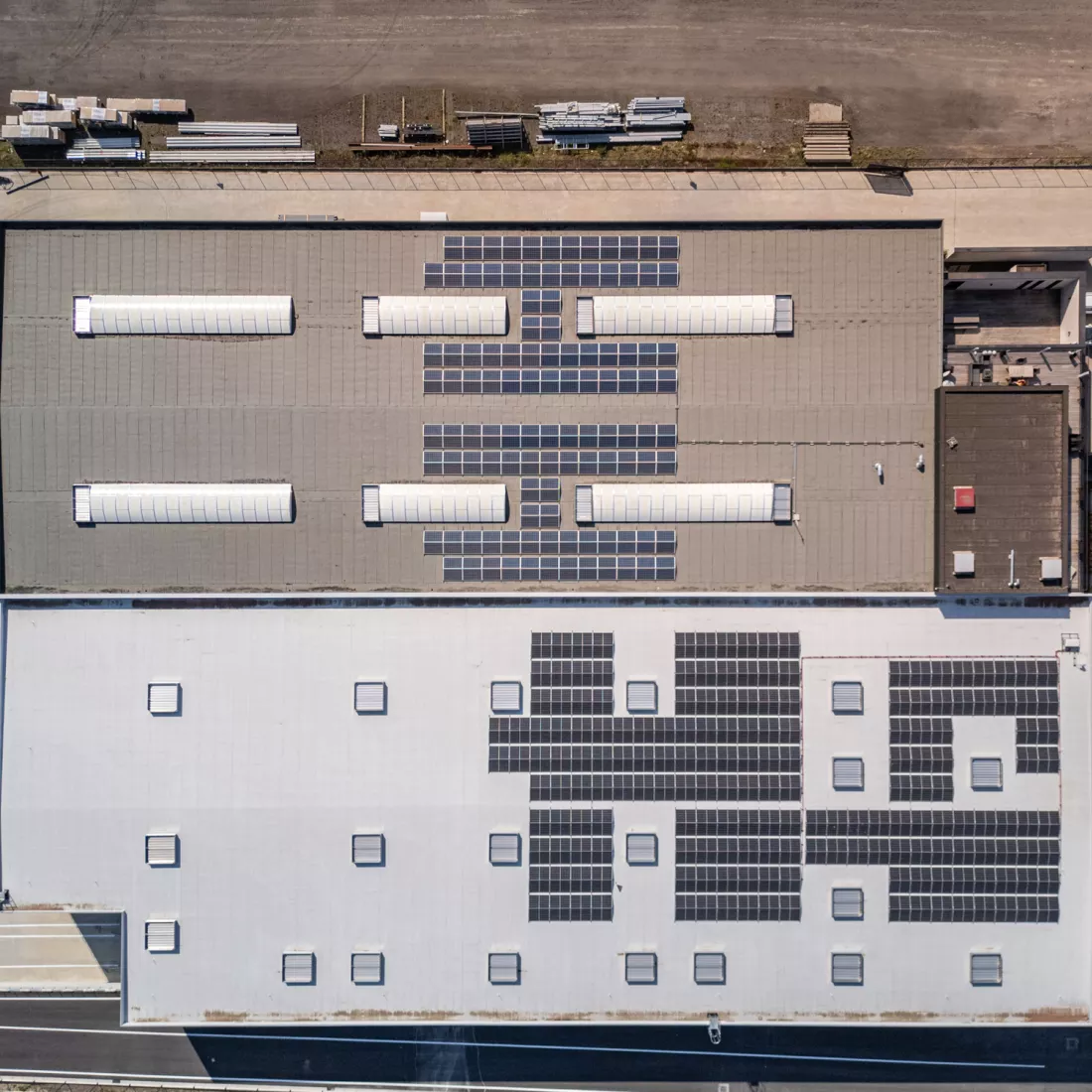 luchtfoto dak magazijn met zonnepanelen