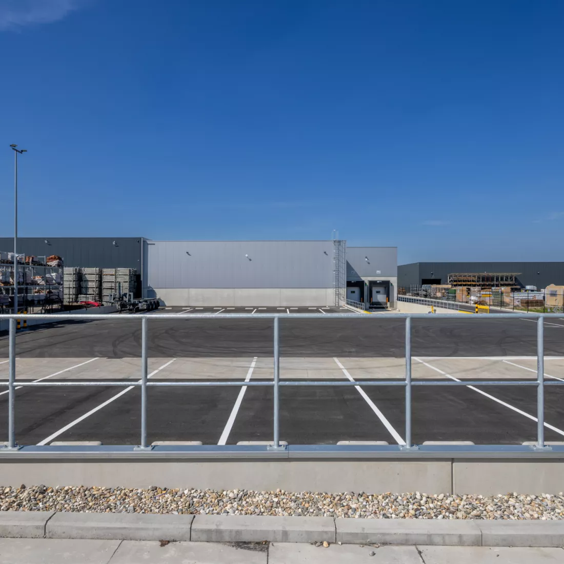 zijaanzicht parking