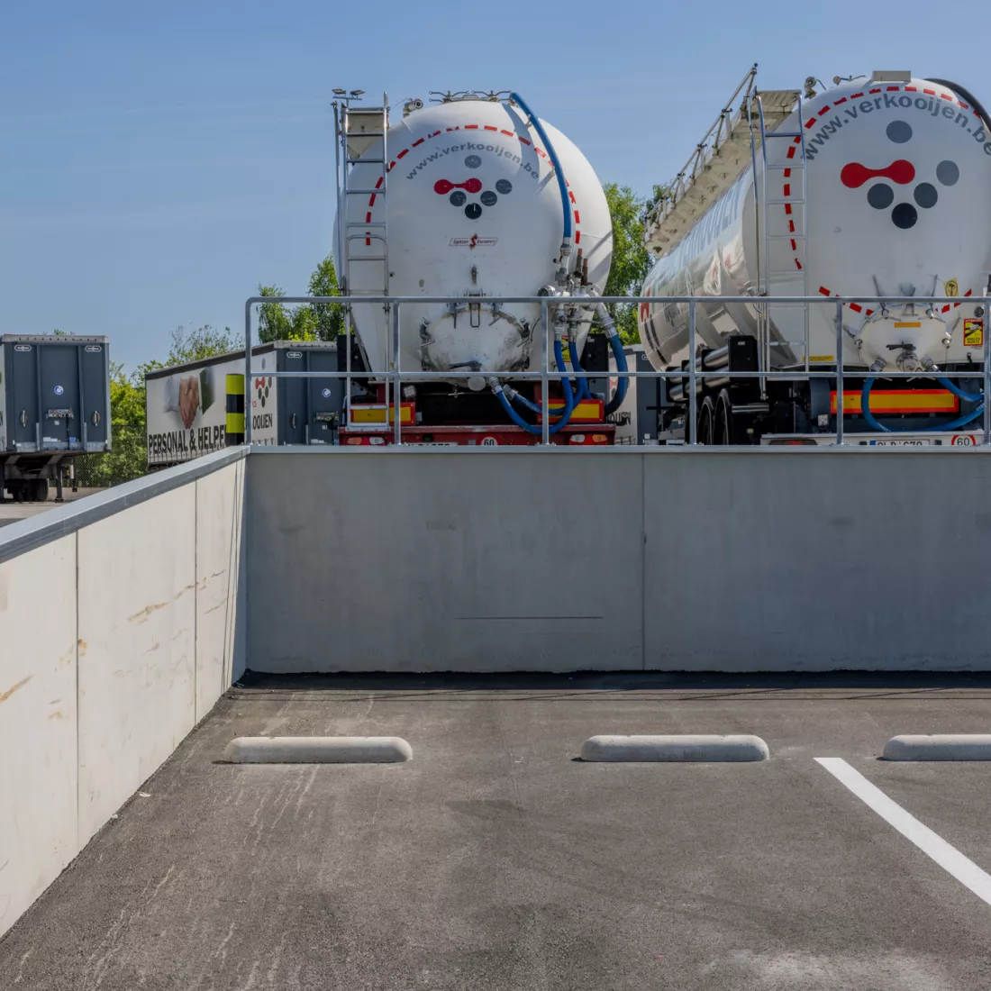 twee transportwagens verkooijen