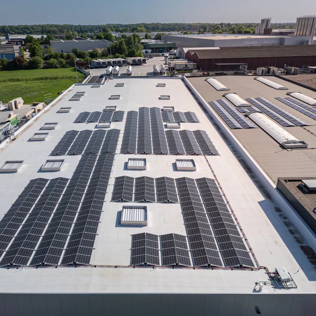 luchtfoto dak met zonnepanelen