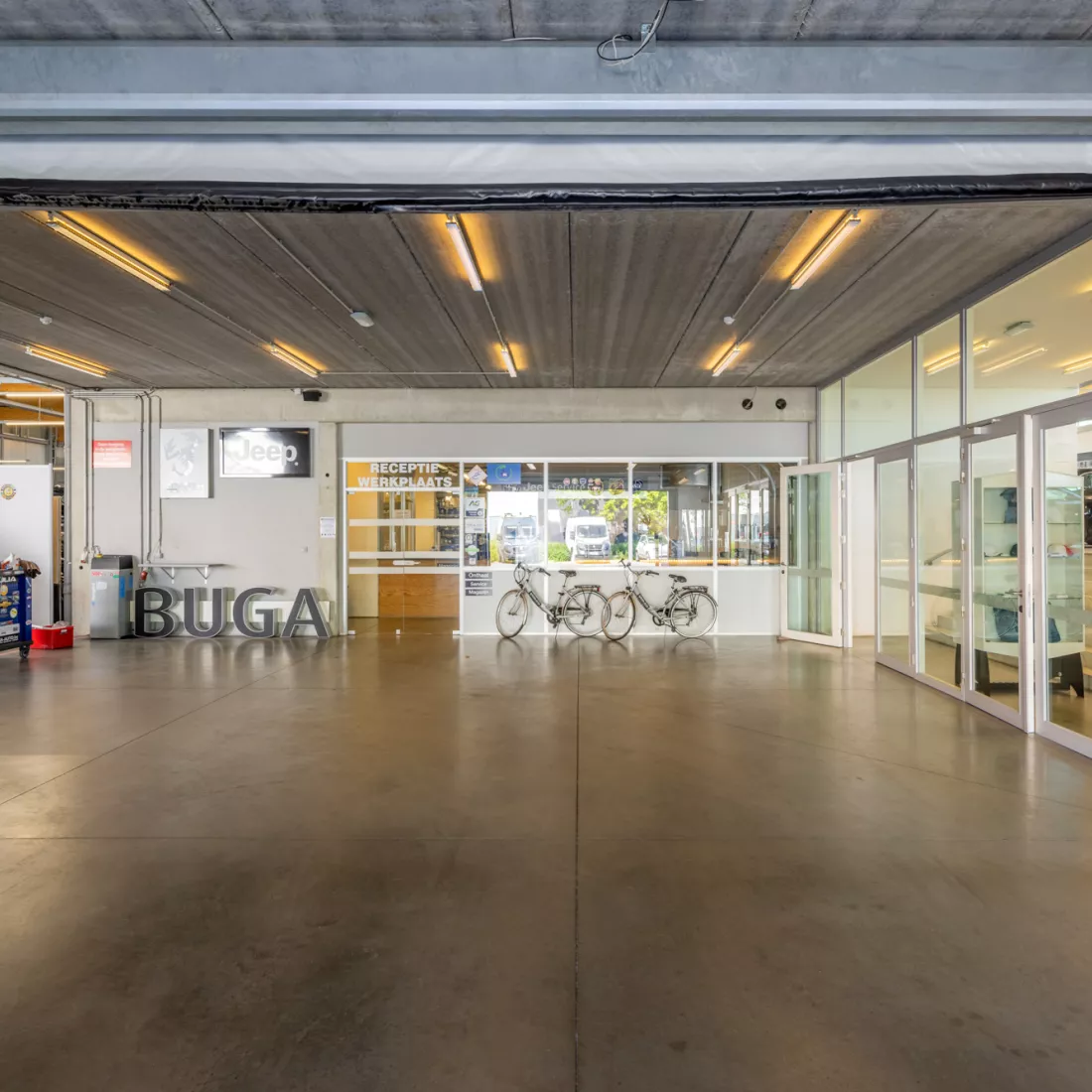 binnenin autogarage en kantoren