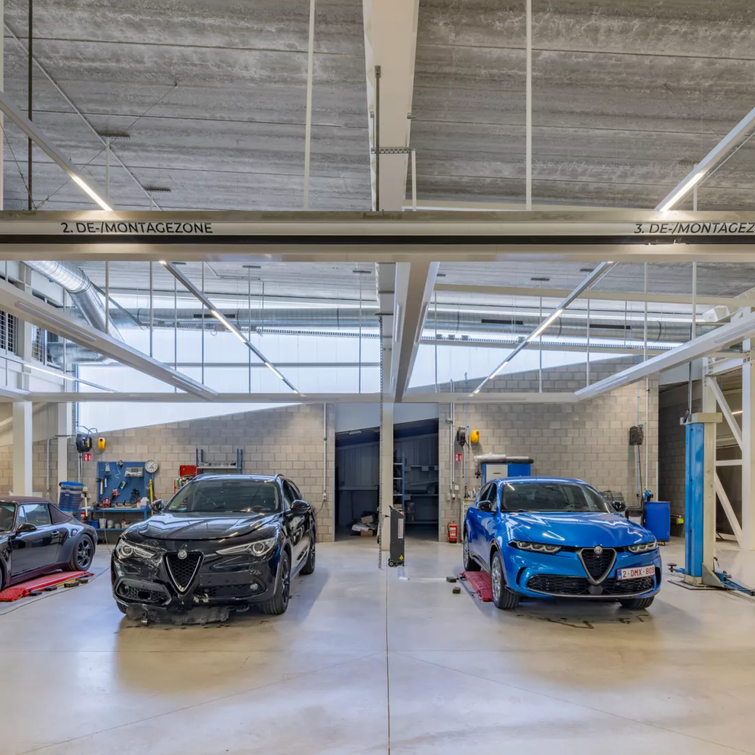 binnenin autogarage toonzaal