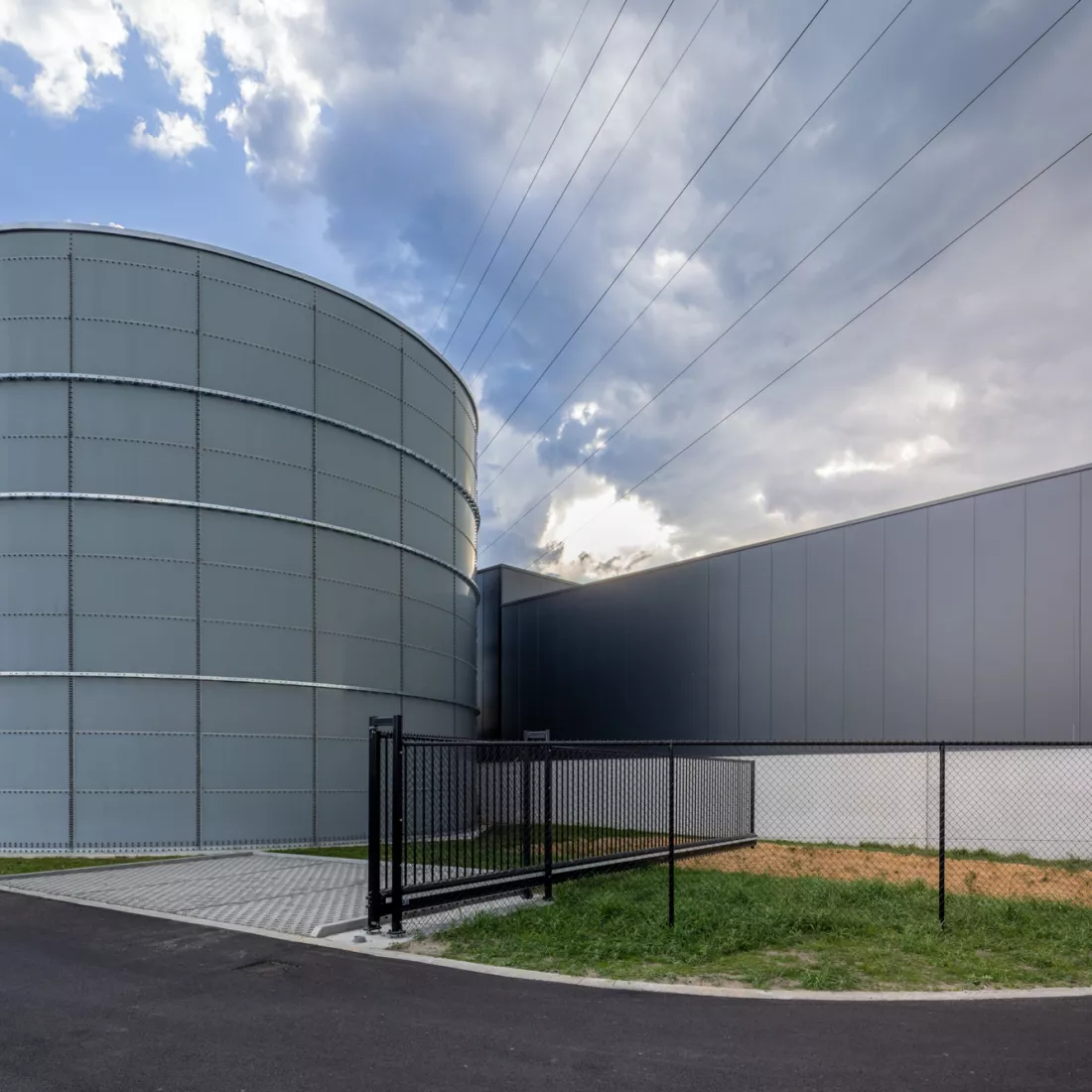logistiek gebouw met silo