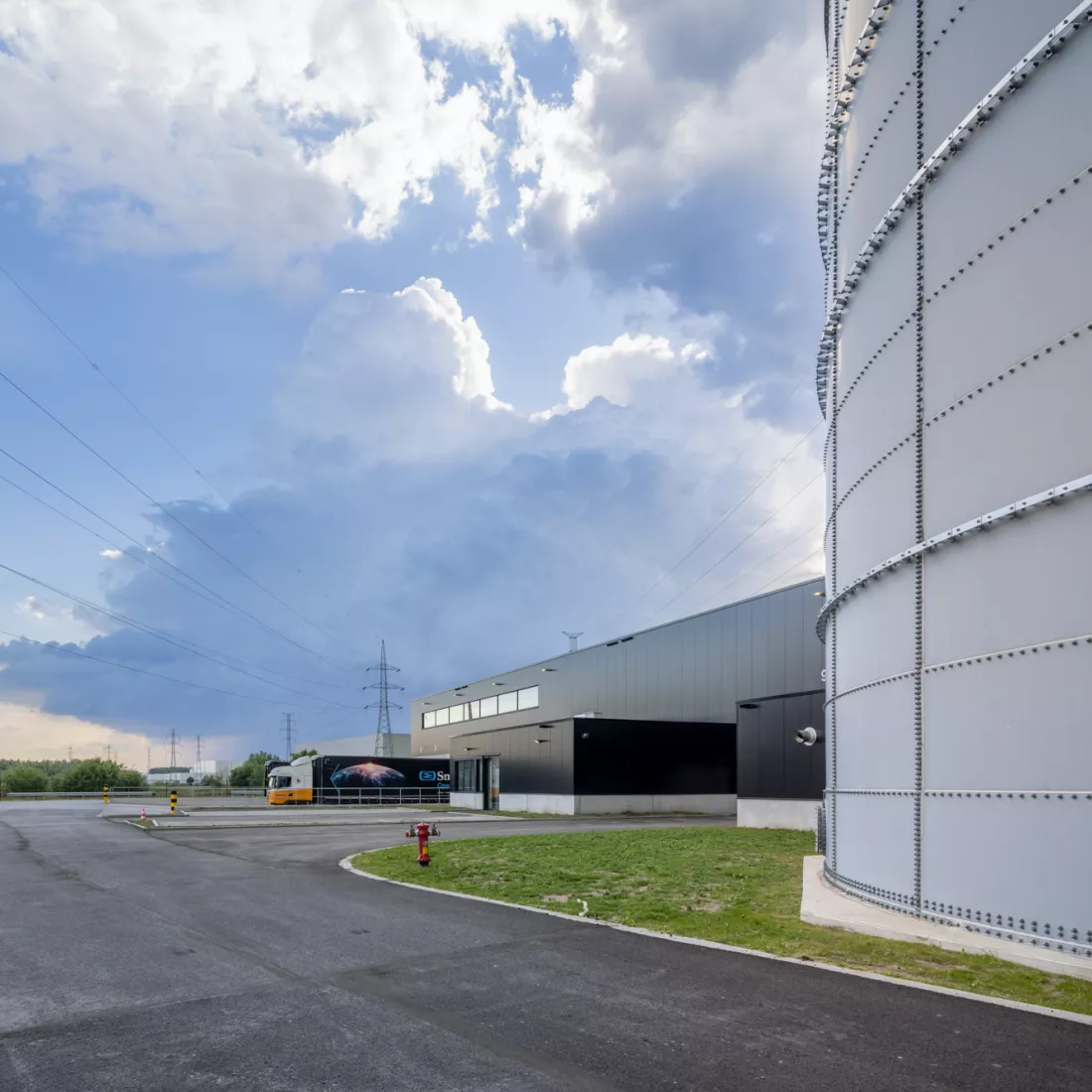 logistiek gebouw met silo