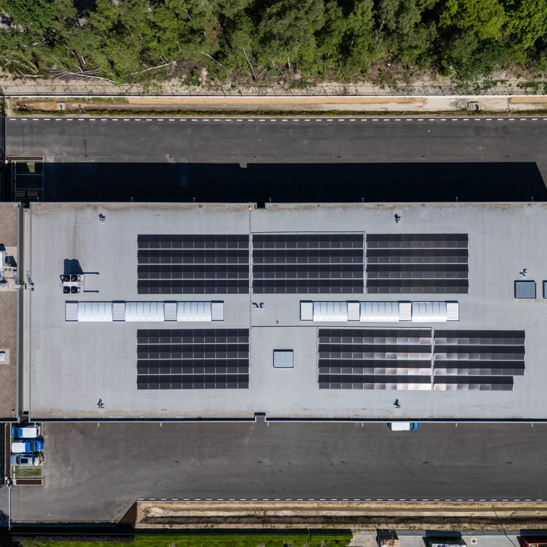 bedrijfsgebouw met zonnepanelen
