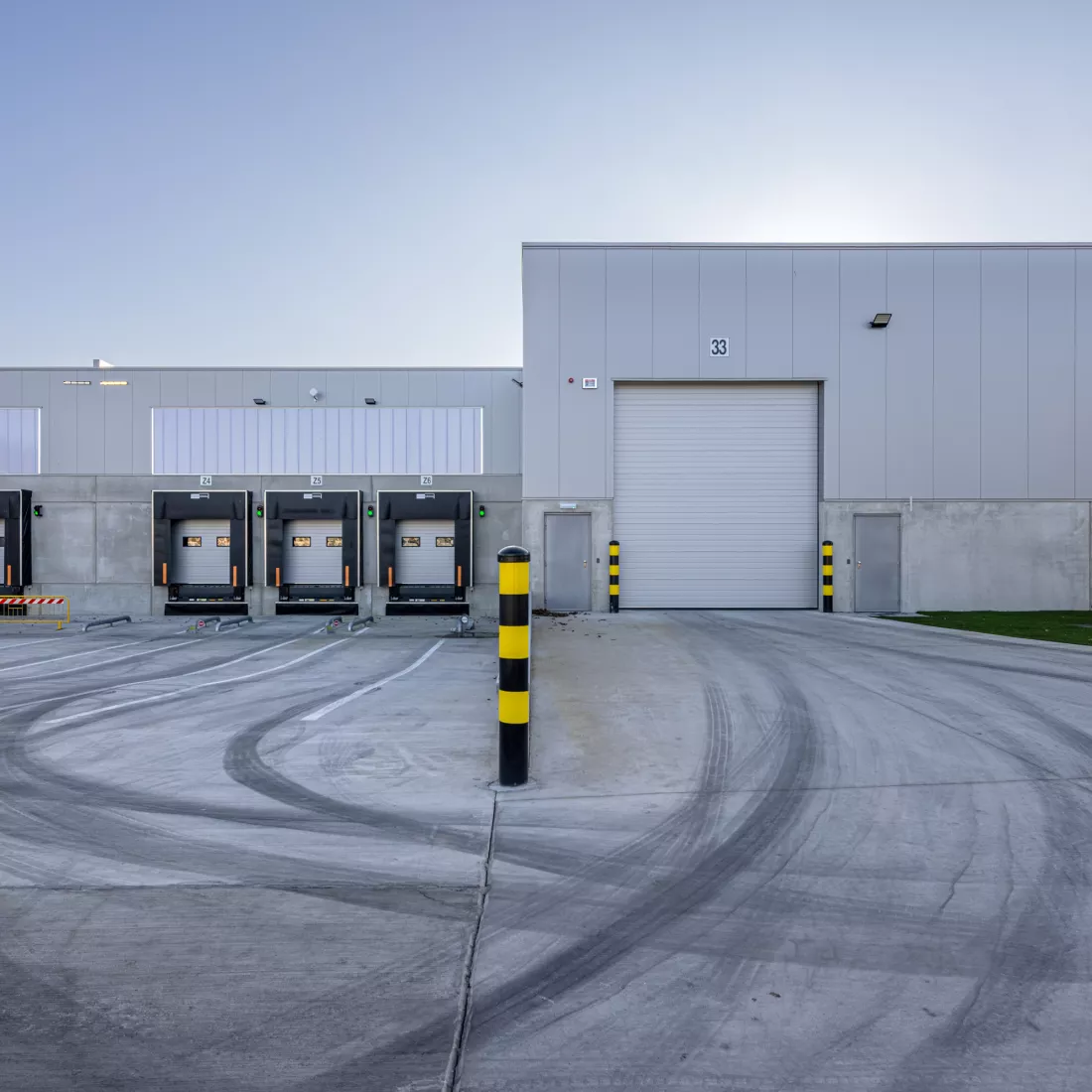 voorkant magazijn met laadkades