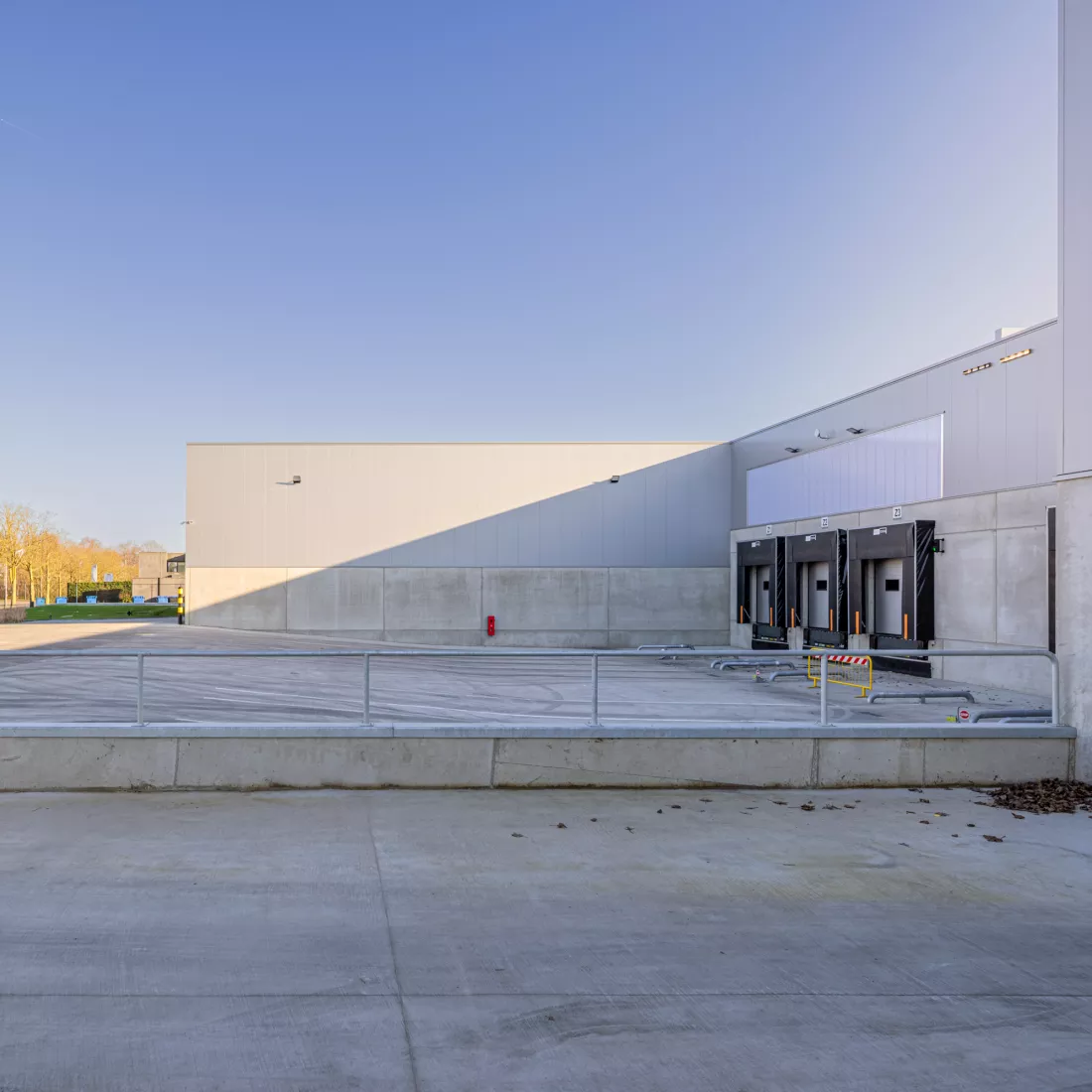 zijkant opslagloods met laadkades