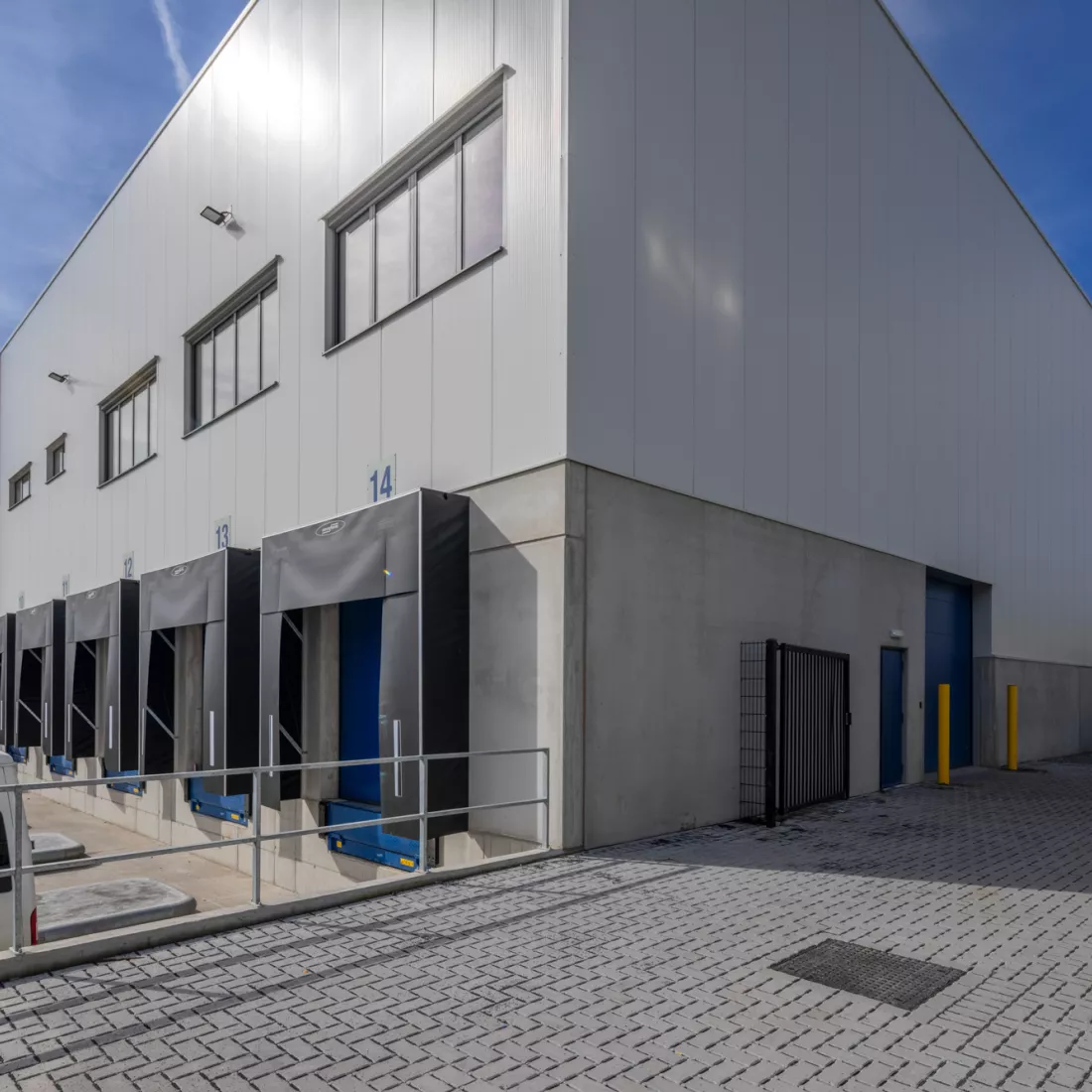 zijaanzicht magazijn met laadkades