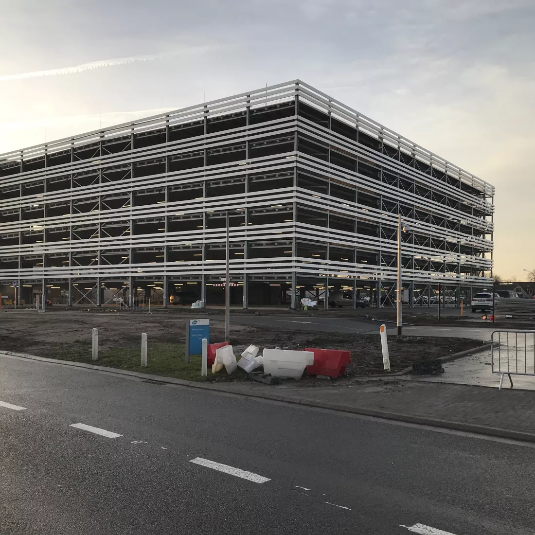 Parkeertoren in Puurs met zeven parkeerlagen