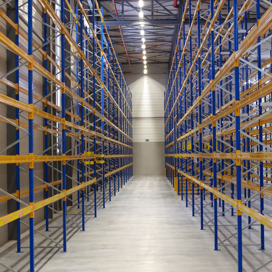 Binnenkant distributiecentrum Prologis met rekken. De rekken zijn blauw met geel.