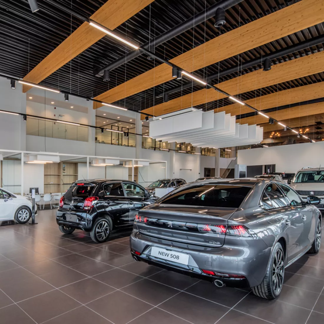 Garage Van Hoecke toonzaal. Er staan verschillende auto's tentoongesteld. Links bovenaan bevinden zich de kantoren.