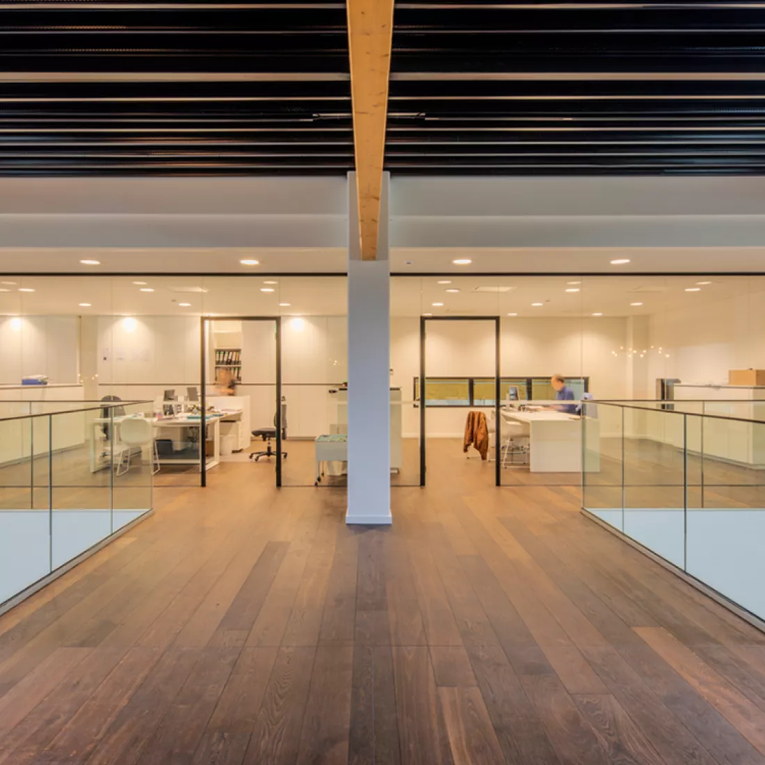 Garage Van Hoecke interieur kantoren. De kantoren zijn afgesloten met glazen wanden. De kantoren bevinden zich op de tweede verdieping.