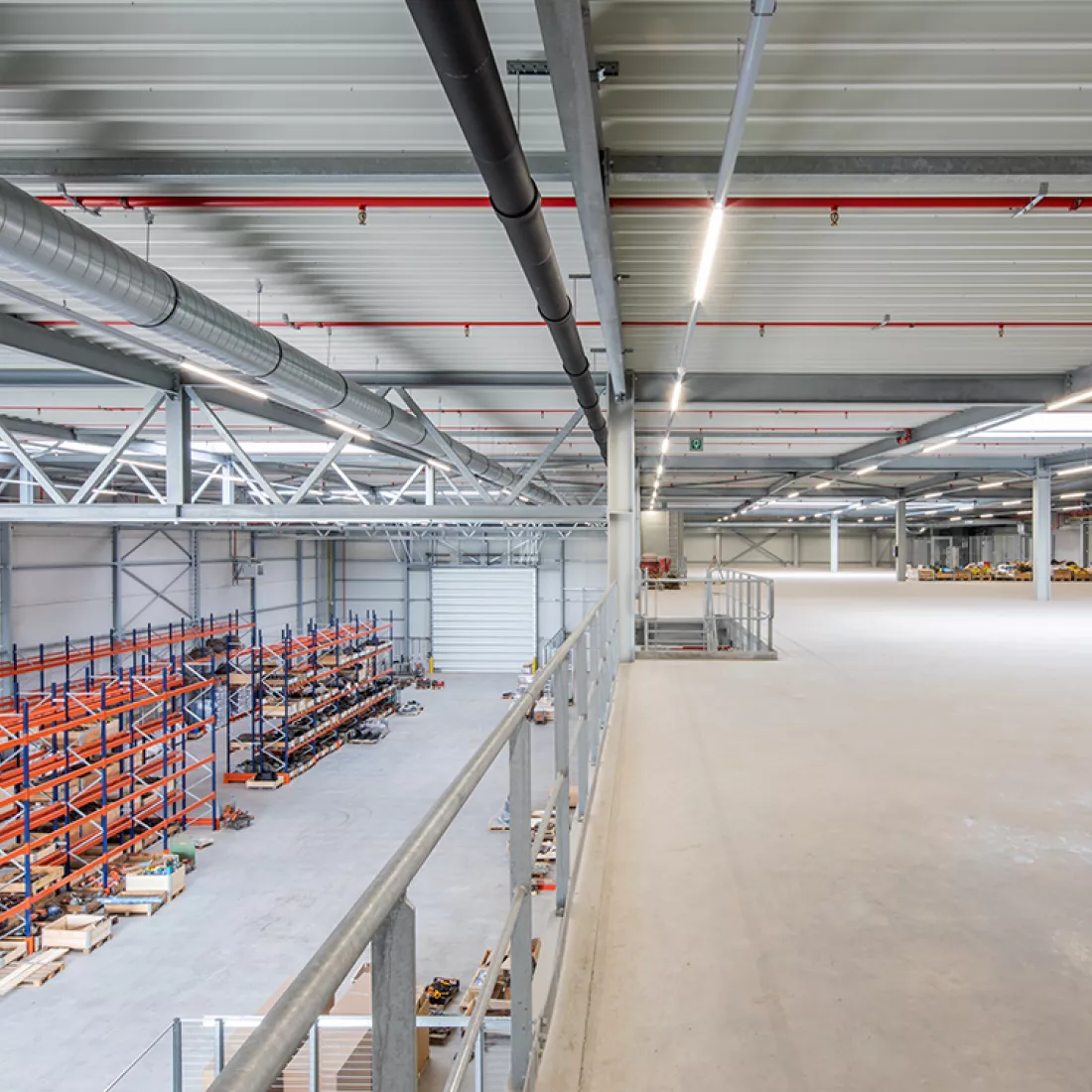 Bovenaanzicht binnenkant Add logistieke hal en workshop C. De afbeelding is gemaakt vanaf de bovenste verdieping.