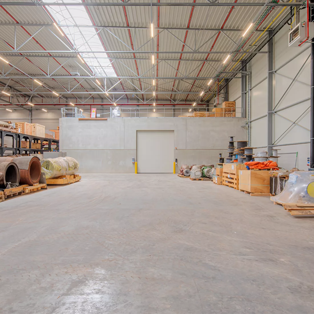 Binnenkant Add logstieke hal en workshop C. Achteraan bevindt zich een tweede verdieping. Onder deze verdieping is een poort.