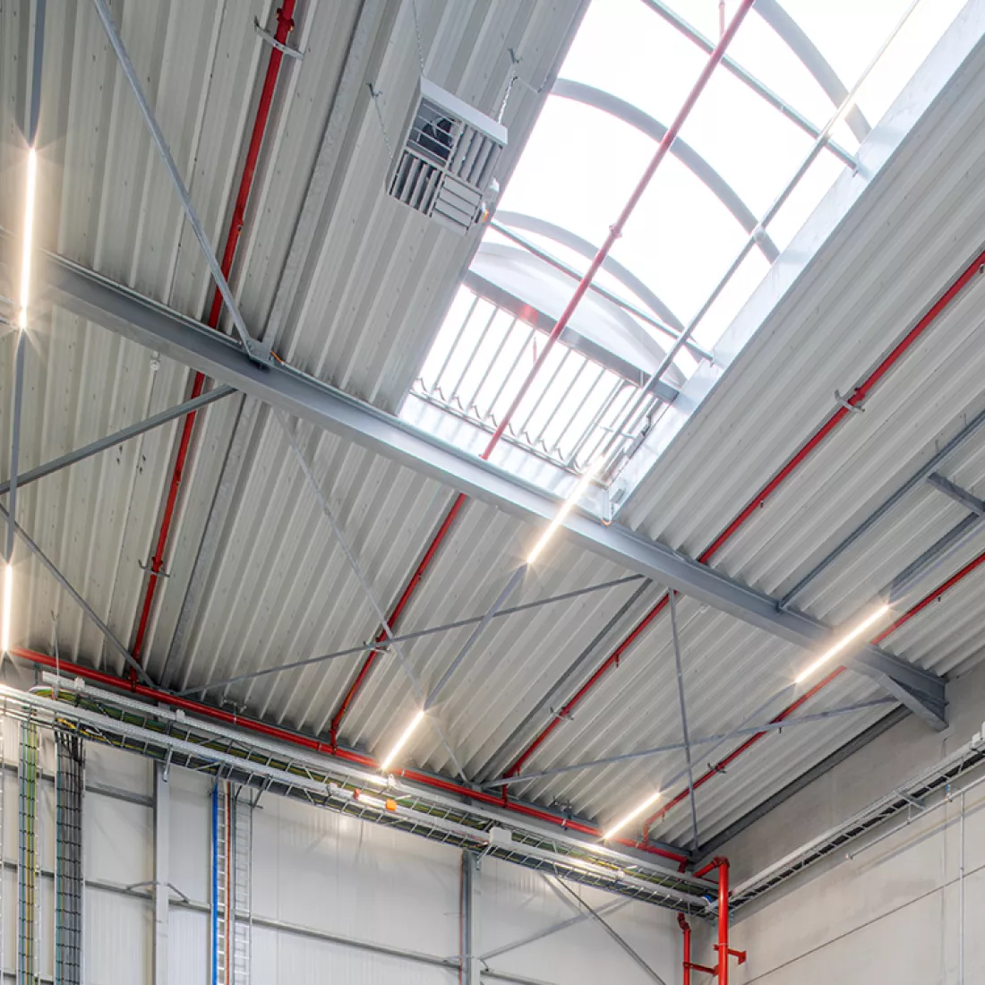 Plafond Add logistieke hal en workshop C met lichtstraat. Bij de opbouw hiervan is staal gebruikt.