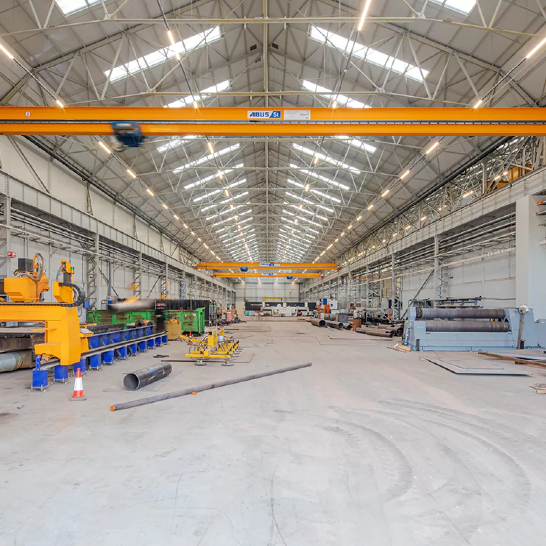 Binnenkant Add logstieke hal en workshop C met rolbrug. Er zijn meerdere rolbruggen, de kleur hiervan is geel.