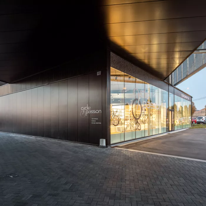 Een close-up van de doorgang die er op de gelijkvloers is van de bedrijfsunits van Futurn. Via de doorgang kan je naar de parking geraken. Het gaat precies door het gebouw heen.