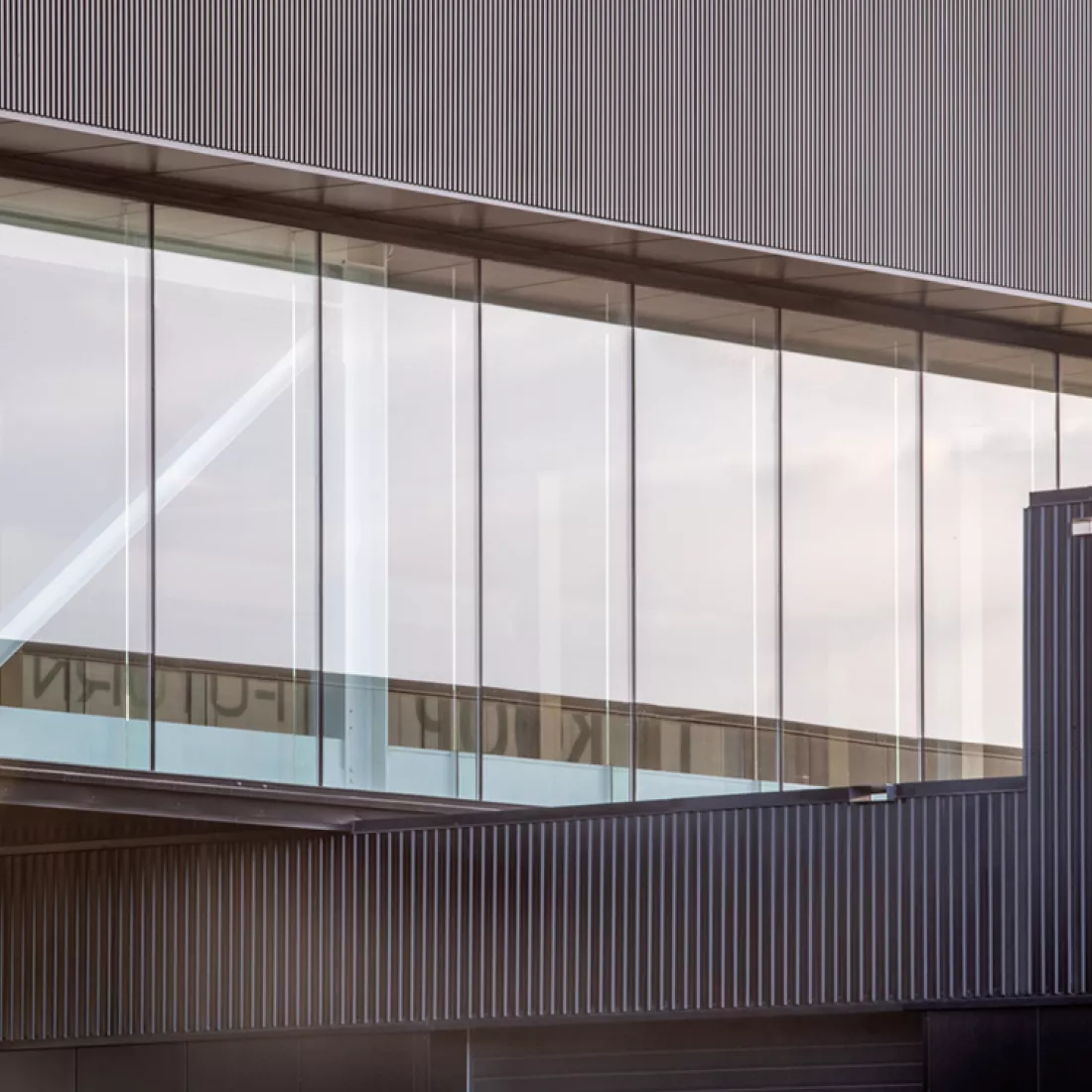 Close-up tweede verdieping bedrijfsunits Futurn. Het gebouw is gemaakt uit staal, is zwart en bevat veel ramen.