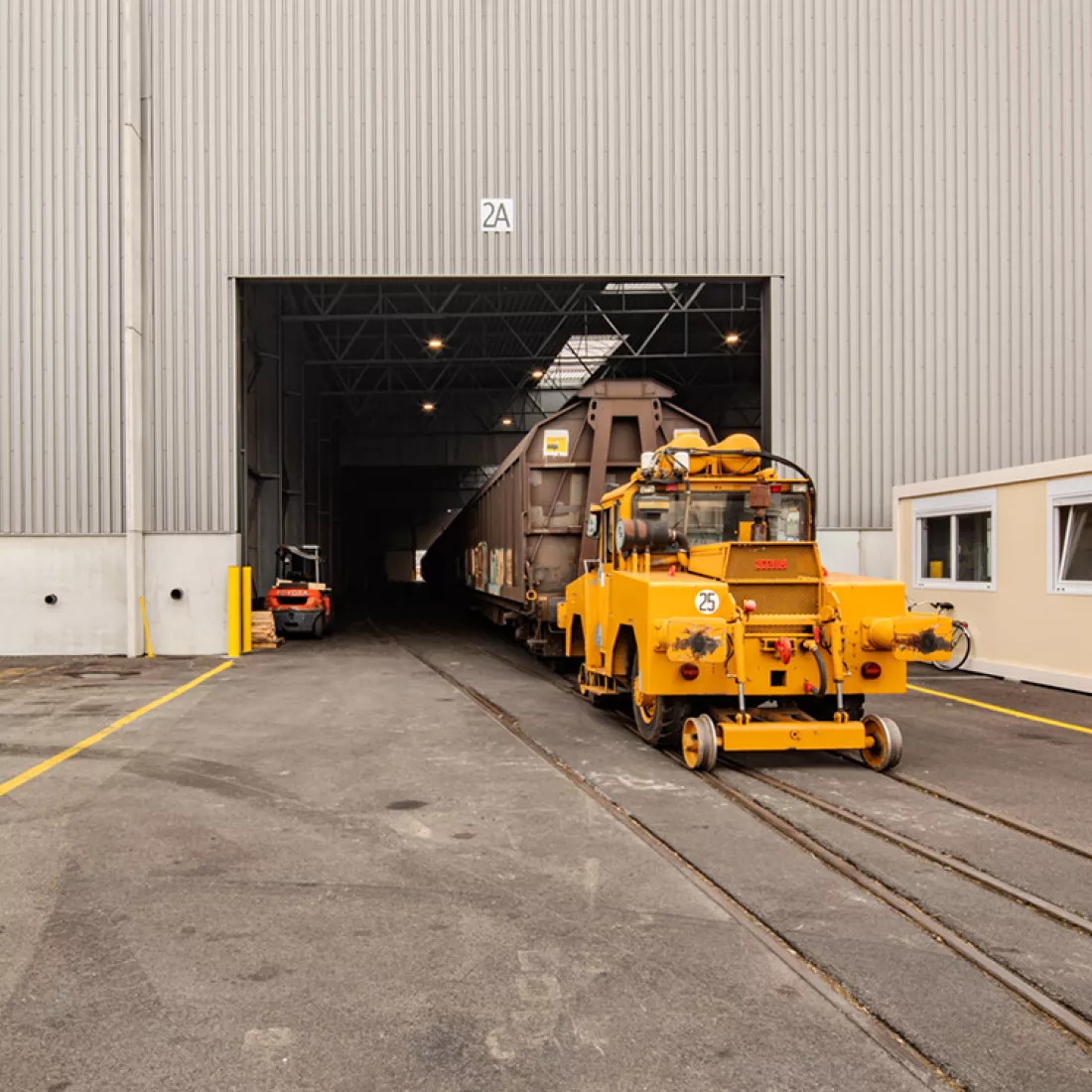 Buitenkant staalplaten magazijn + uitbreiding terminal Zuidnatie Kaai 472. Het treinspoor loopt hier het magazijn binnen.