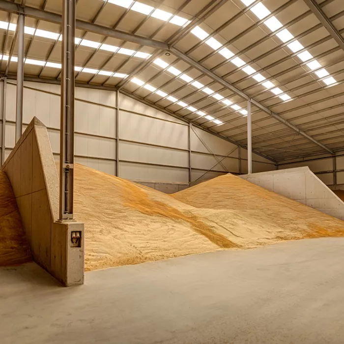 Binnenkant uitbreiding loods Depré. De loods is gebouwd met staal. In de loods liggen producten zoals veevoeding opgeslagen.