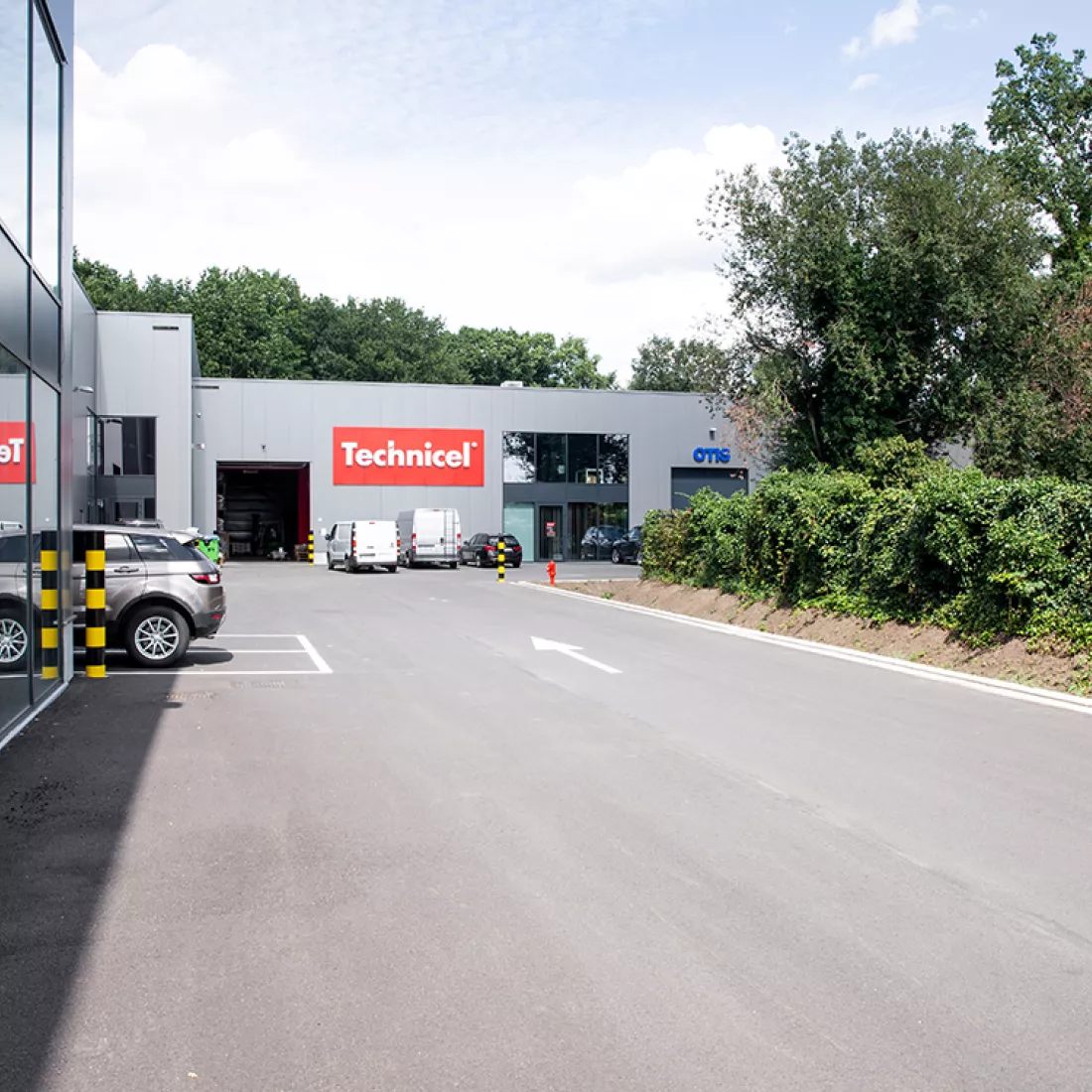 Vooraanzicht bedrijfsunits Immo Bolckmans Geelseweg. Er zijn verschillende bedrijven gesitueerd in de grijze gebouwen gemaakt uit staal.