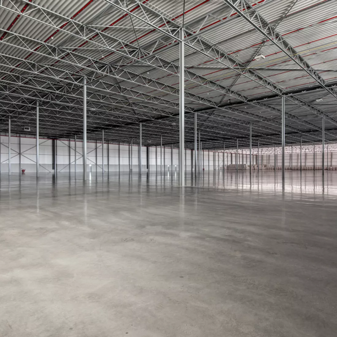 Binnenkant magazijn - DC Braak. Het magazijn bestaat uit een stalenstructuur en bevat ook beton.