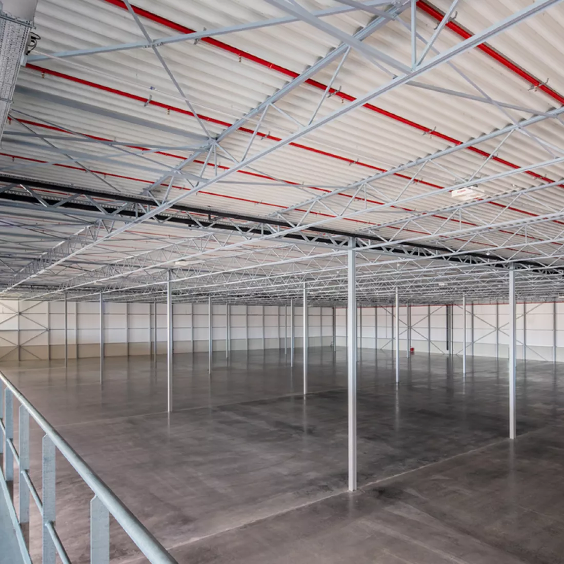 Binnenkant magazijn - DC Braak. Het magazijn bestaat uit een stalenstructuur en bevat ook beton. Het magazijn is nog leeg.