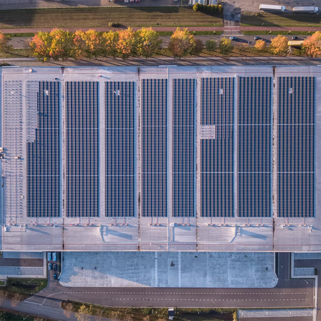 Bovenaanzicht dak - DC Braak. Op het dak bevinden zich zonnepanelen.