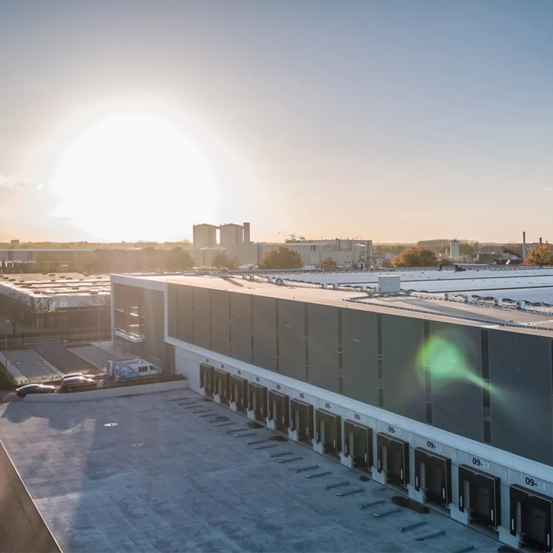 Bovenaanzicht gebouw - DC Braak. Op het dak bevinden zich zonnepanelen. Onderaan bevindt zich een dock.