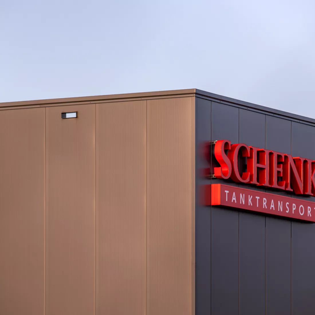 Close-up zijaanzicht werkgebouw Thys Schenk. Het gebouw is zwart en opgebouwd met staal.