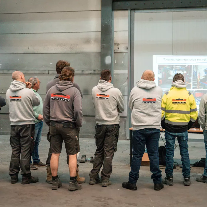 enkelea arbeiders met rug naar camera