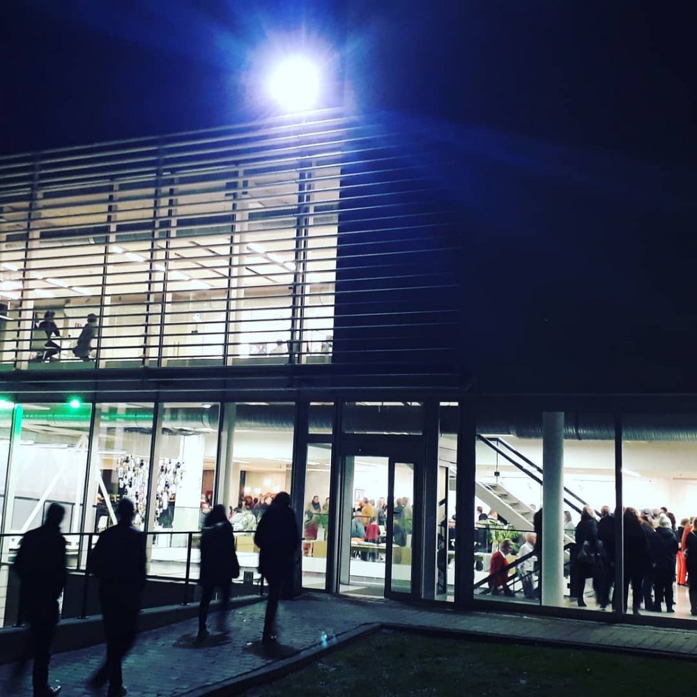 Publiek komt de verlichte foyer binnen