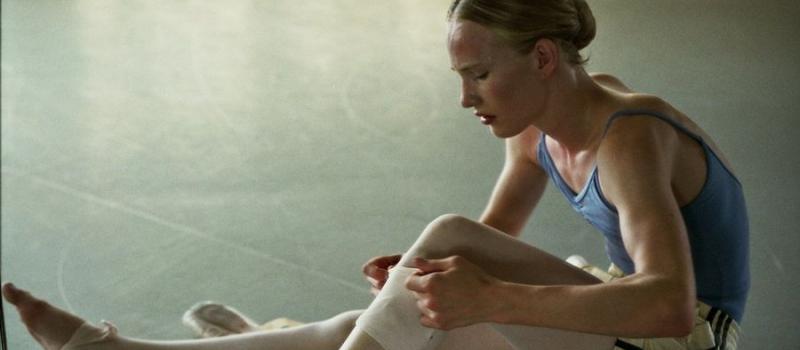Lara na kleedt zich aan voor de balletles