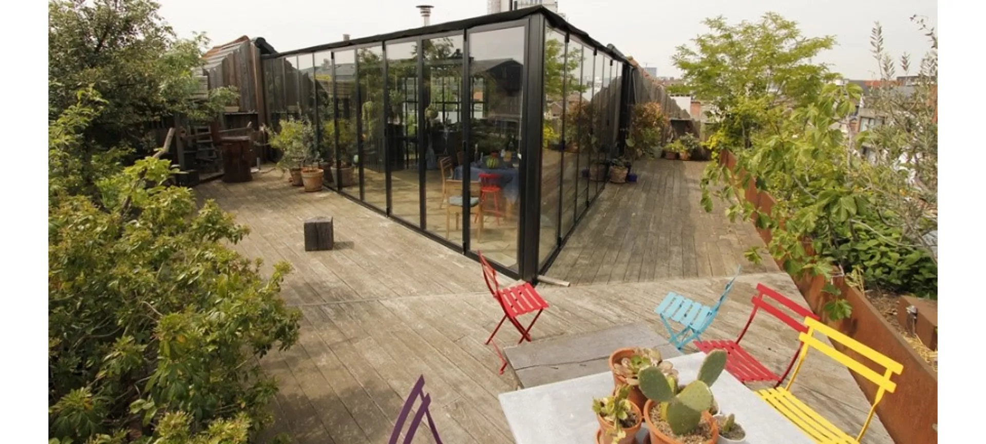 Terras met bloembakken