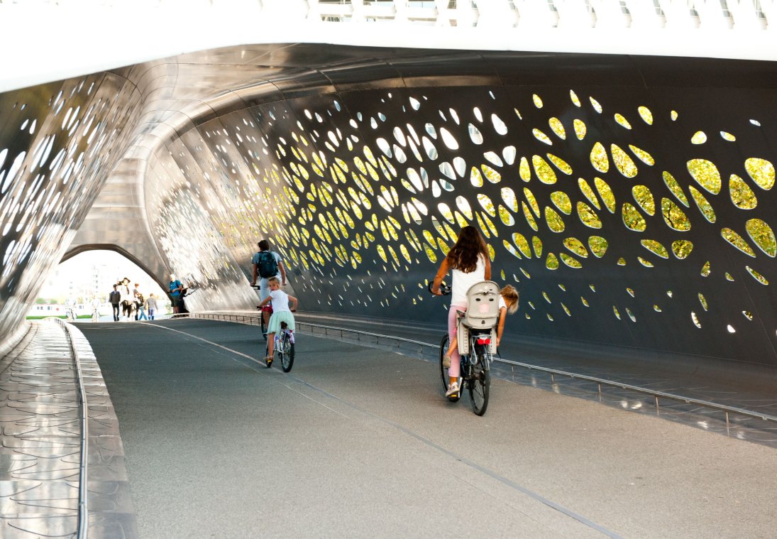 Fietsers op de parkbrug