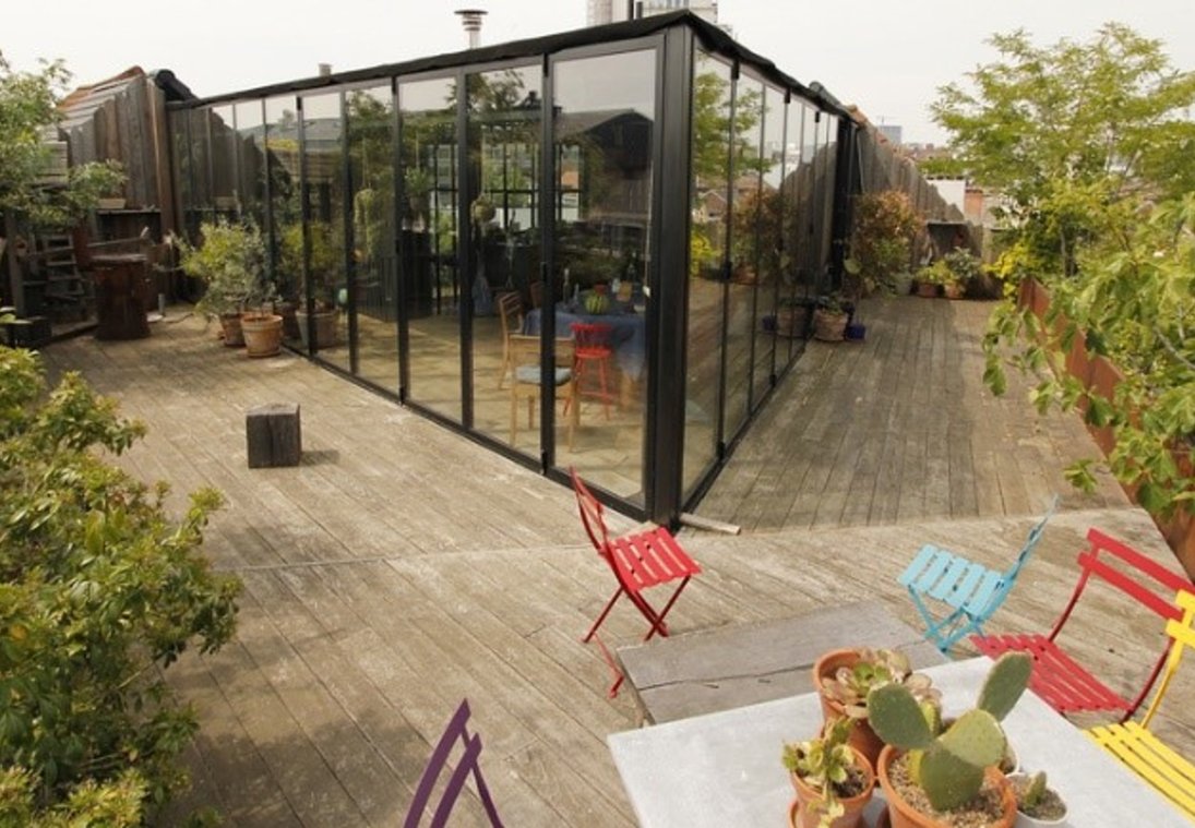 Terras met bloembakken