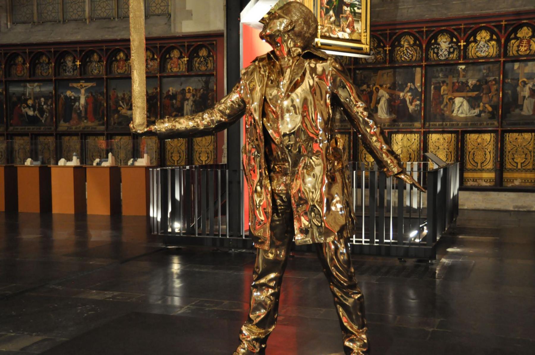 Jan Fabre, De man die het kruis draagt, bronze 2015