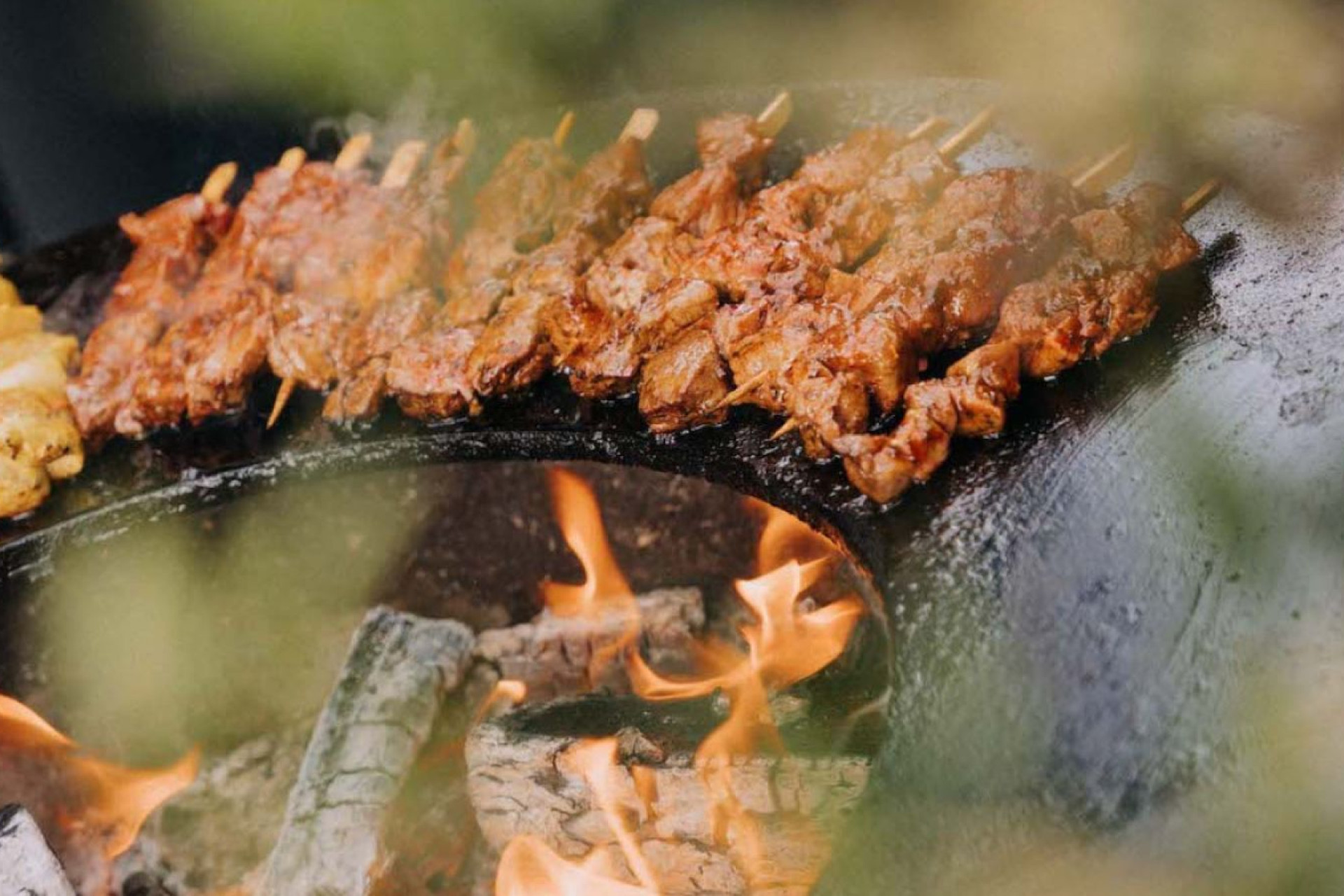 Bedrijfs-BBQ organiseren? Zo maak je van jouw B2B zomerevent een echte beleving