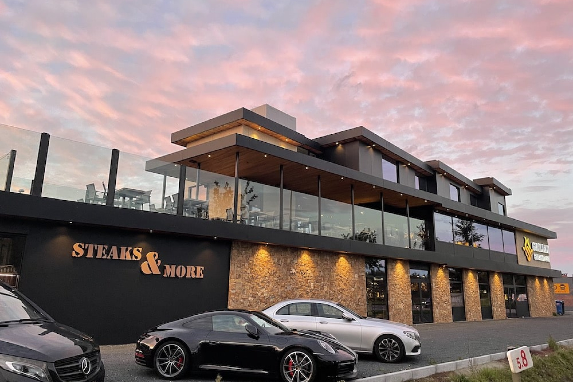 Grillax: steakhouse met business center en feestzaal aan de Ring van Lier