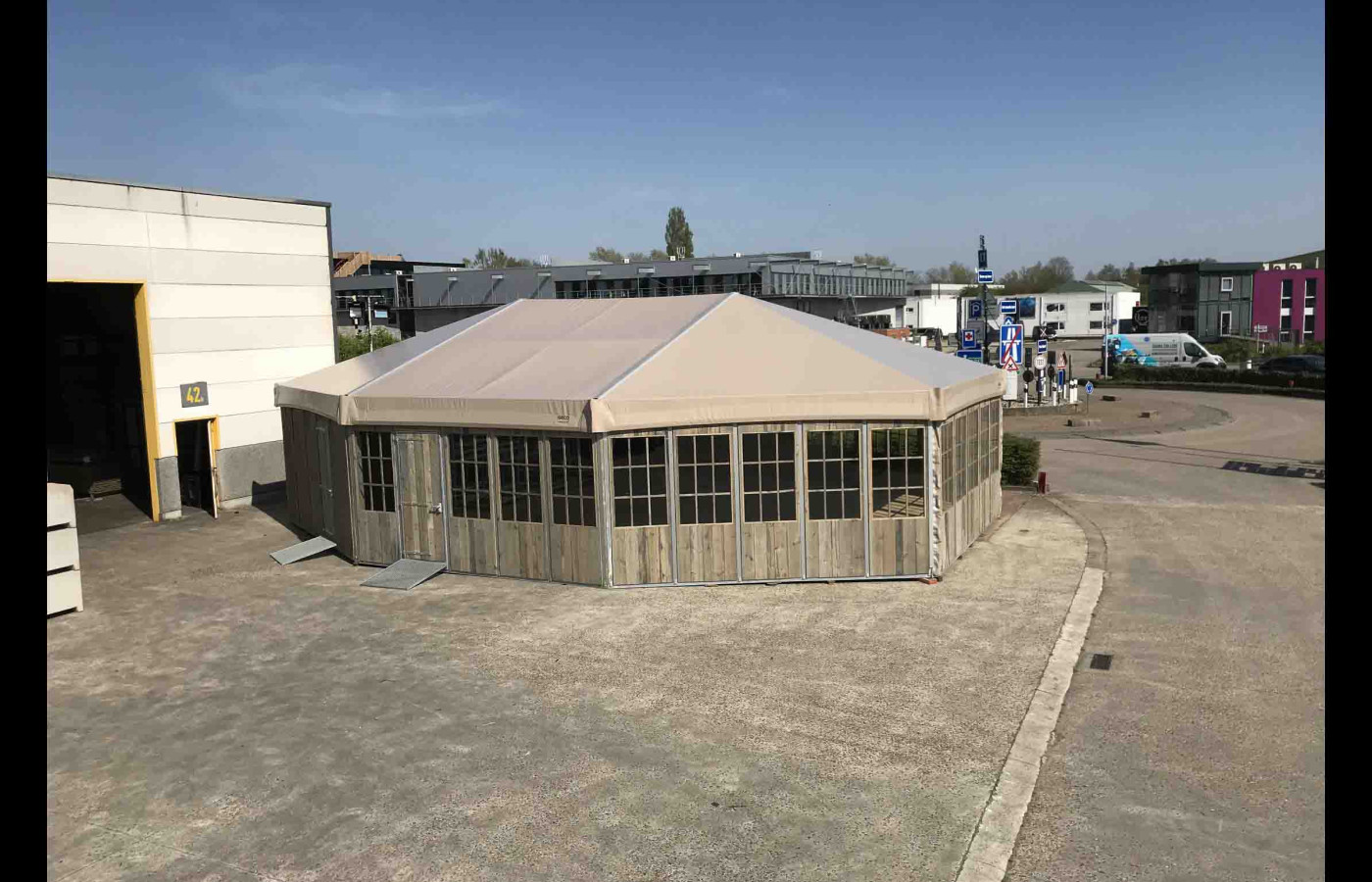 Verhuur stretch- en sailclothtenten, vloeren en toebehoren – Altiro Tenten